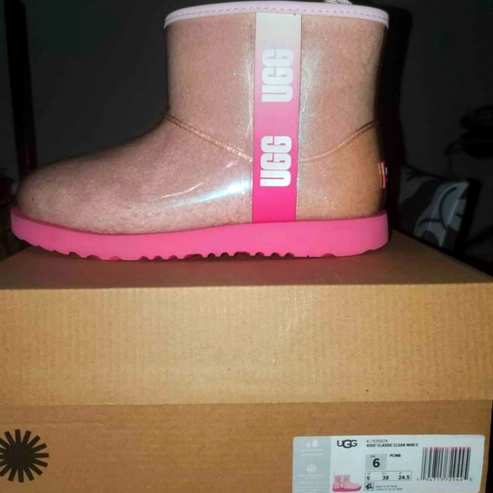 Girls Uggs size 6